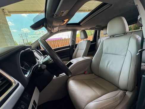 Used 2019 Toyota Highlander XLE FWD image 25