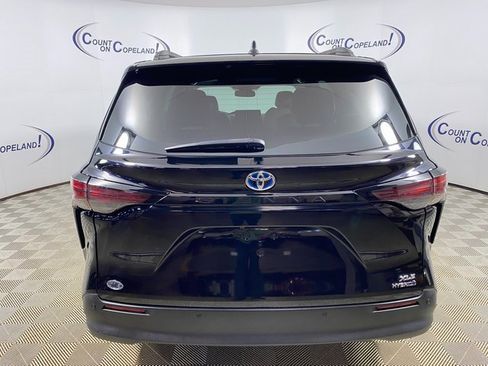 Used 2024 Toyota Sienna XLE image 5
