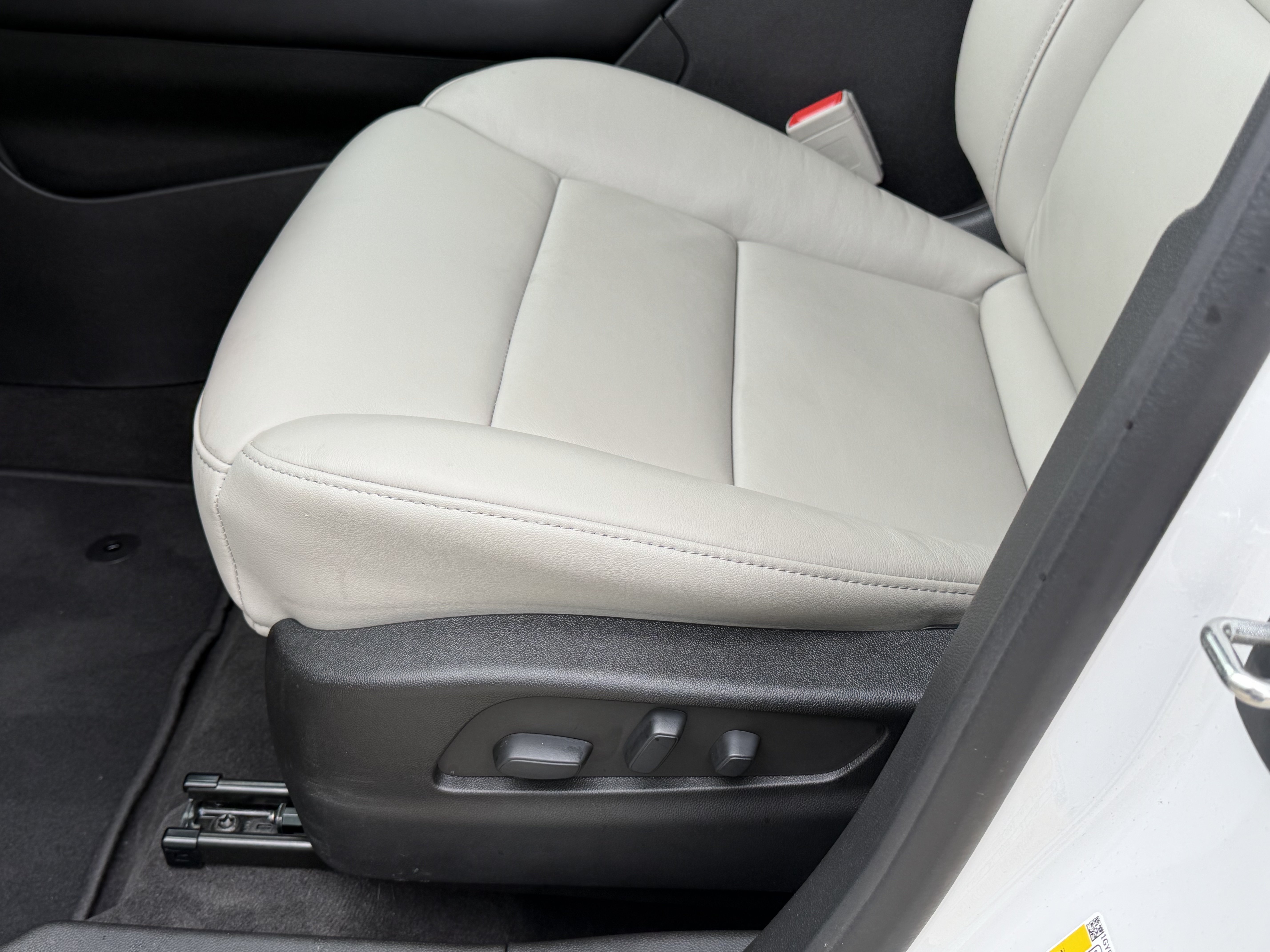 Certified 2022 Cadillac XT4 Premium Luxury w/ Enhanced Visibility Package FWD image 11