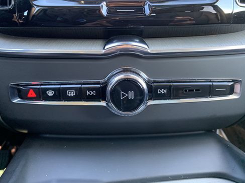 Used 2025 Volvo XC60 B5 Plus image 29