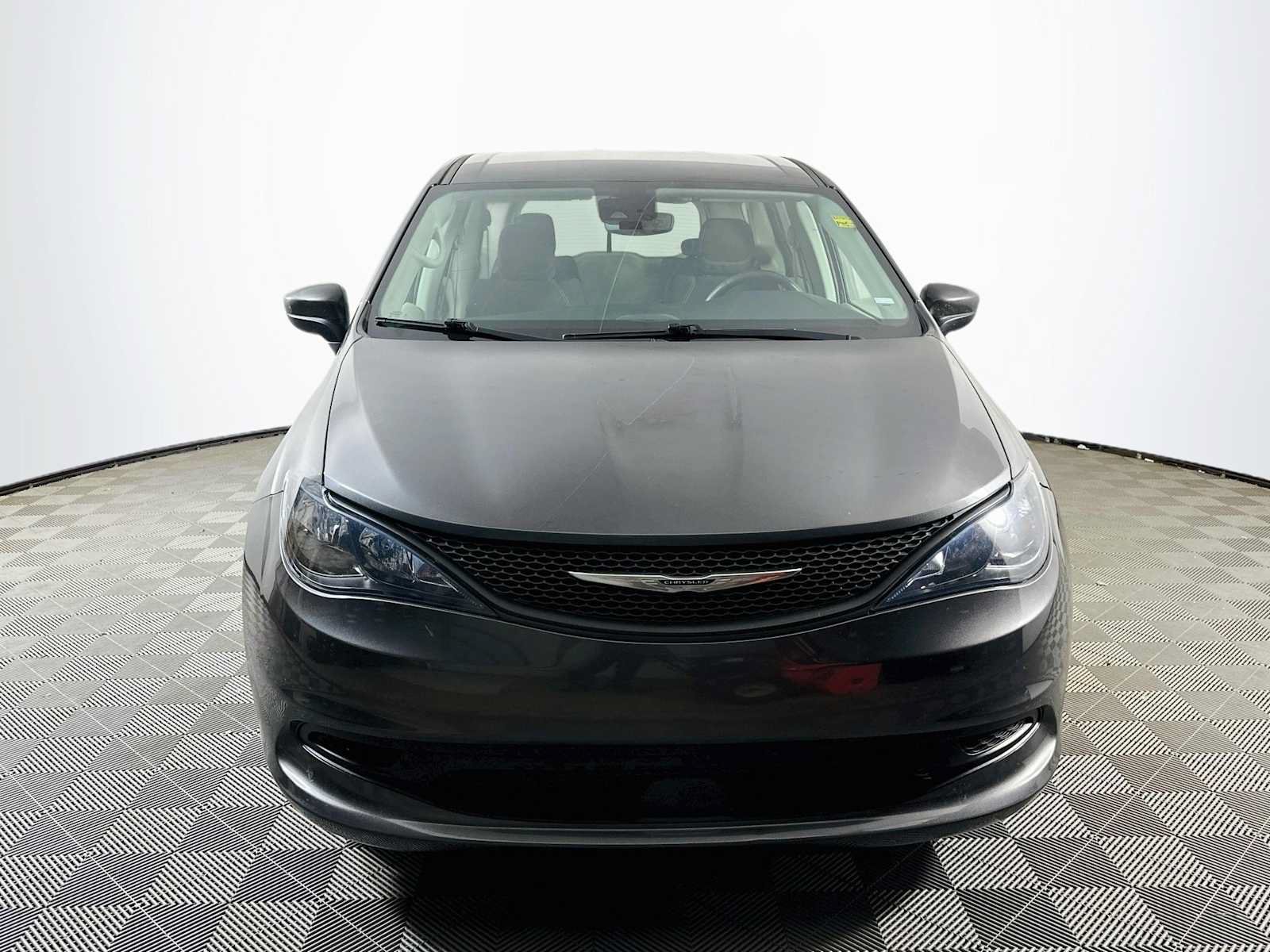 Used 2023 Chrysler Voyager LX FWD image 2