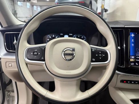 Used 2021 Volvo XC60 T5 Momentum AWD/4WD image 15