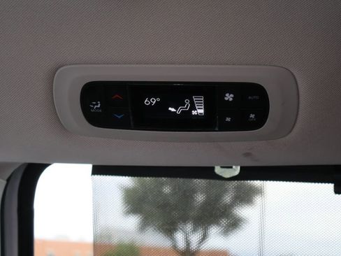 Used 2024 Chrysler Pacifica Touring-L FWD image 25