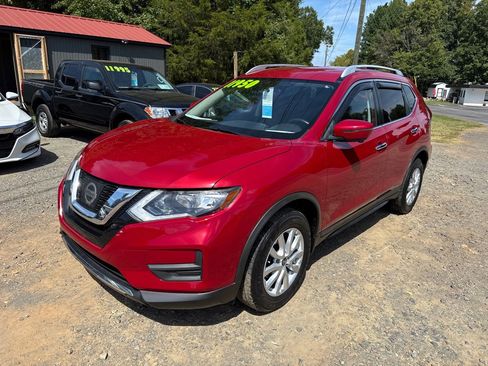 Used 2017 Nissan Rogue SV w/ SV Premium Package image 2