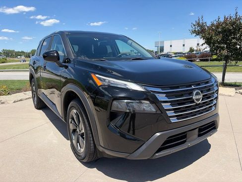 Used 2024 Nissan Rogue SV AWD/4WD image 2