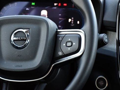 Certified 2025 Volvo XC40 B5 Plus AWD/4WD image 21