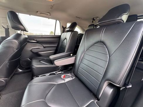 Used 2023 Toyota Highlander XLE AWD/4WD image 17