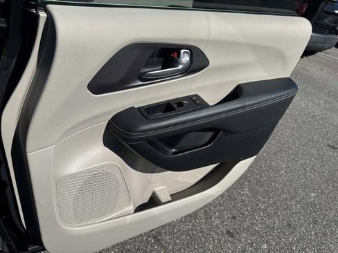 Used 2024 Chrysler Pacifica Touring-L image 14