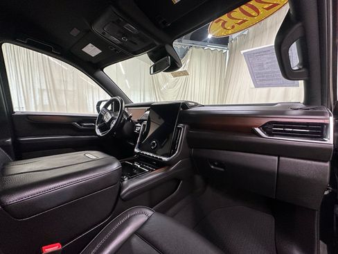 Used 2025 GMC Yukon Denali AWD/4WD image 26
