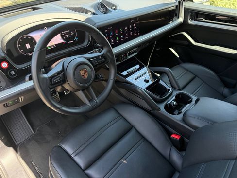 Used 2025 Porsche Cayenne S AWD/4WD image 4