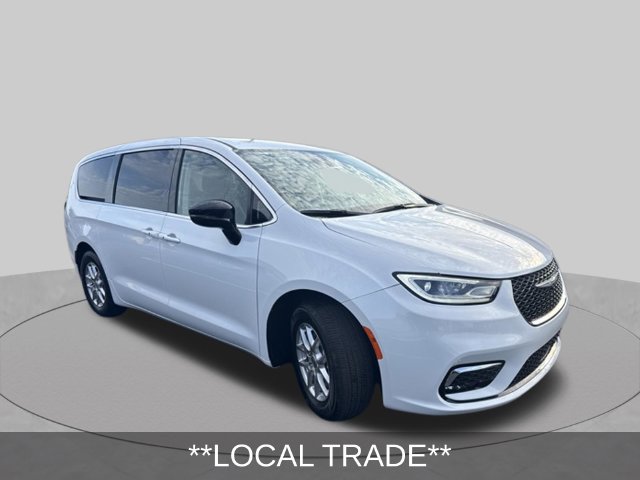 Certified 2024 Chrysler Pacifica Touring-L FWD image 3