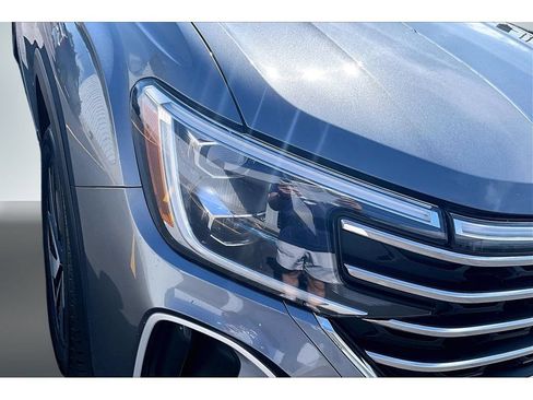 Used 2025 Volkswagen Atlas SE AWD/4WD image 26