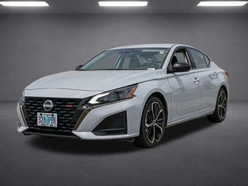 Used 2023 Nissan Altima 2.5 SR FWD image 9