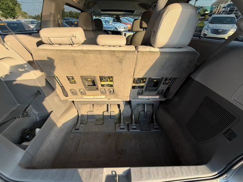 Used 2018 Toyota Sienna XLE FWD image 29