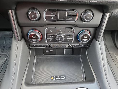 Used 2024 Chevrolet Suburban Z71 w/ Luxury Package AWD/4WD image 18