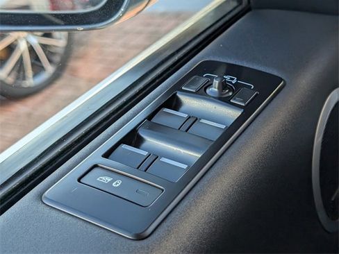Used 2024 Land Rover Discovery S image 22