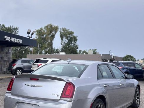 Used 2018 Chrysler 300 S w/ 300S Premium Group RWD image 4