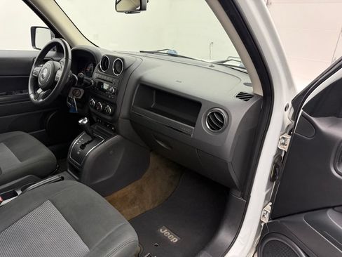Used 2017 Jeep Patriot Latitude w/ Sun/Sound Group AWD/4WD image 32