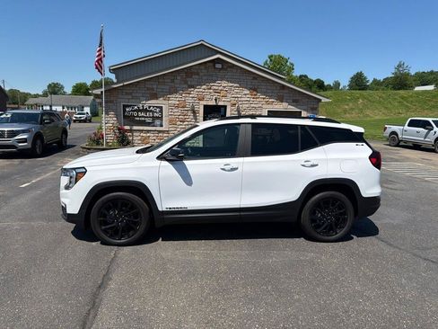 Used 2024 GMC Terrain SLE w/ Driver Convenience Package AWD/4WD image 2