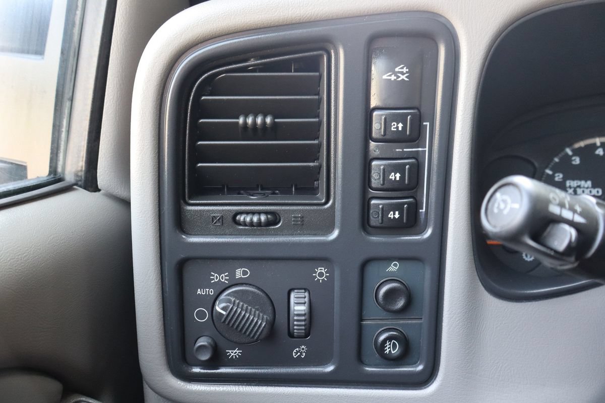 Used 2004 GMC Sierra 2500 SLT w/ Heavy-Duty Power Package AWD/4WD image 28