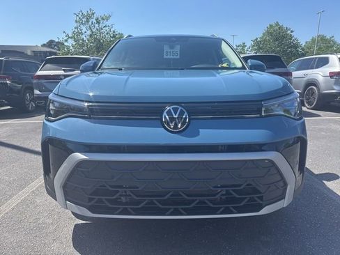 Used 2025 Volkswagen Taos SE FWD image 1