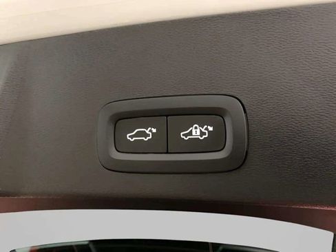 Used 2025 Volvo XC40 B5 Plus AWD/4WD image 9