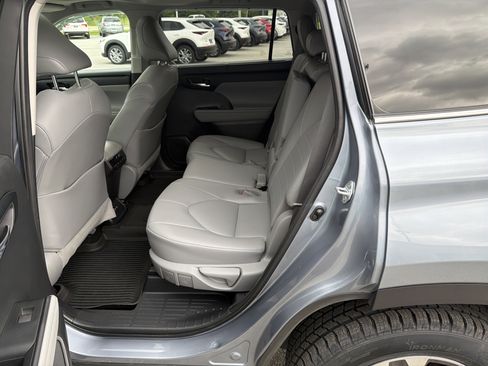 Used 2021 Toyota Highlander XLE AWD/4WD image 44