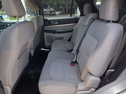 Used 2018 Ford Explorer XLT FWD image 18