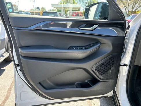 Used 2023 Jeep Grand Cherokee Altitude AWD/4WD image 9