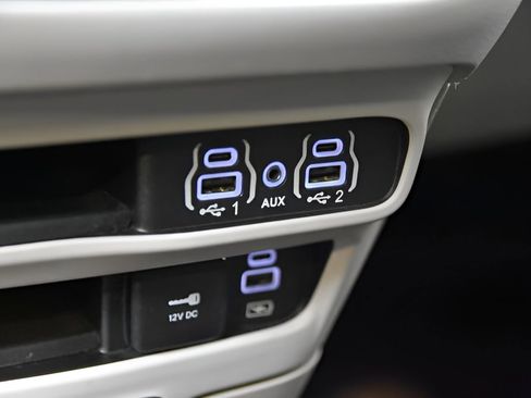 Used 2023 Chrysler Pacifica Touring-L image 26