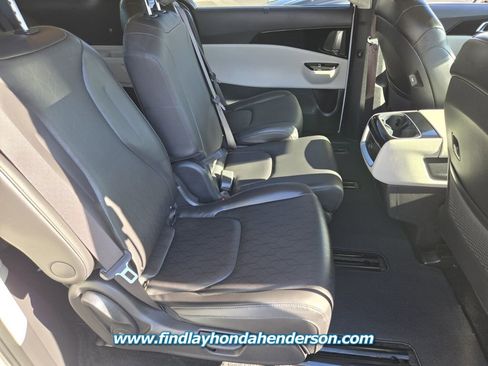 Used 2024 Kia Carnival EX FWD image 19