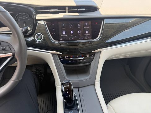 Used 2022 Cadillac XT6 Premium Luxury w/ Technology Package FWD image 21