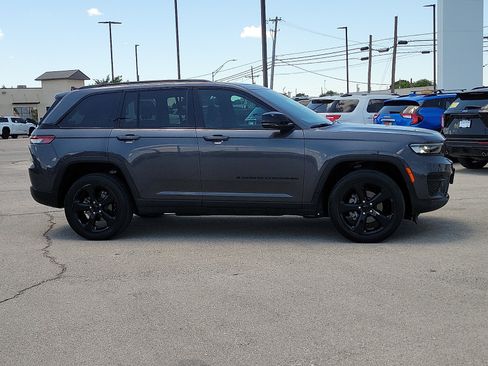 Used 2023 Jeep Grand Cherokee Altitude AWD/4WD image 5