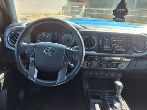 Used 2017 Toyota Tacoma TRD Sport AWD/4WD image 5