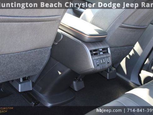 Used 2025 Nissan Ariya FWD image 32