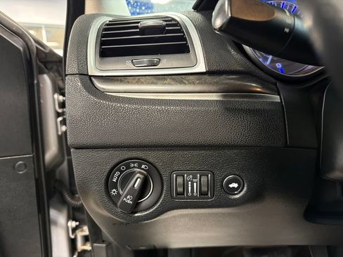 Used 2018 Chrysler 300 Limited AWD/4WD image 21