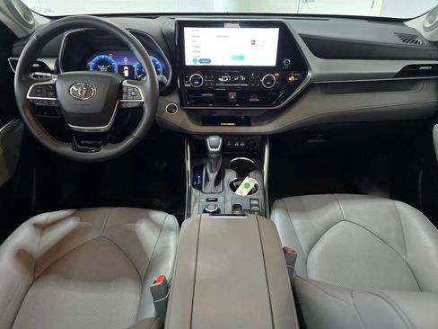 Used 2024 Toyota Highlander Platinum AWD/4WD image 9