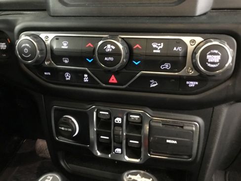 Used 2019 Jeep Wrangler Unlimited Sahara AWD/4WD image 24