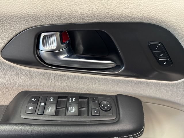Used 2023 Chrysler Pacifica Touring-L FWD image 28