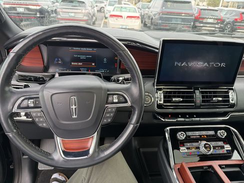 Used 2023 Lincoln Navigator Reserve image 15