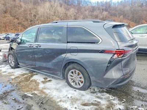 Used 2025 Toyota Sienna XLE FWD image 4