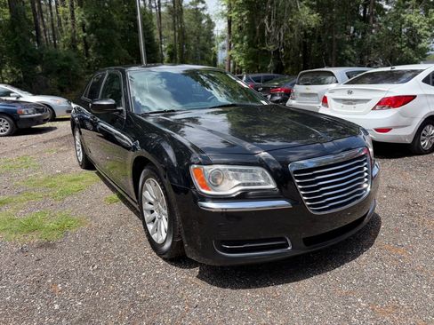 Used 2013 Chrysler 300 RWD image 2