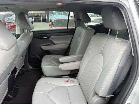 Used 2020 Toyota Highlander XLE FWD image 7