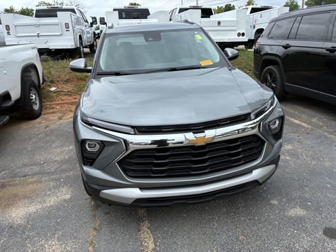 Used 2024 Chevrolet TrailBlazer LT w/ LT Cold Weather Package FWD image 2