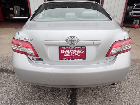 Used 2010 Toyota Camry LE image 19