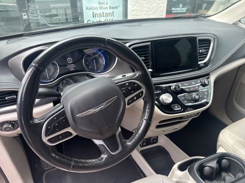 Used 2021 Chrysler Pacifica Touring-L FWD image 9
