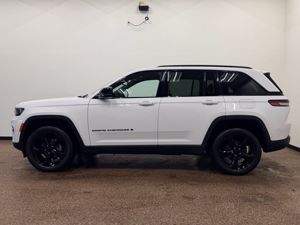 Used 2023 Jeep Grand Cherokee Altitude AWD/4WD image 2