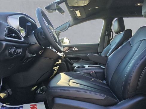 New 2026 Chrysler Voyager LX image 9