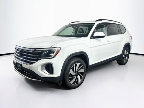 Used 2025 Volkswagen Atlas SE AWD/4WD image 3