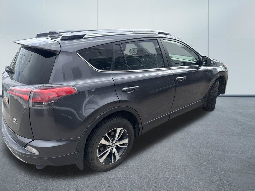 Used 2018 Toyota RAV4 XLE AWD/4WD image 10